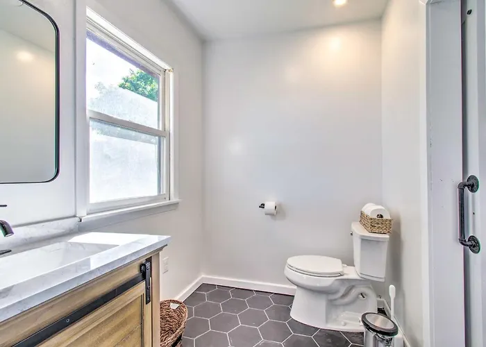 Beautifully Restored In Marshall! Holiday home