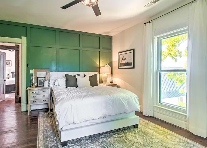 Beautifully Restored In Marshall! Holiday home *