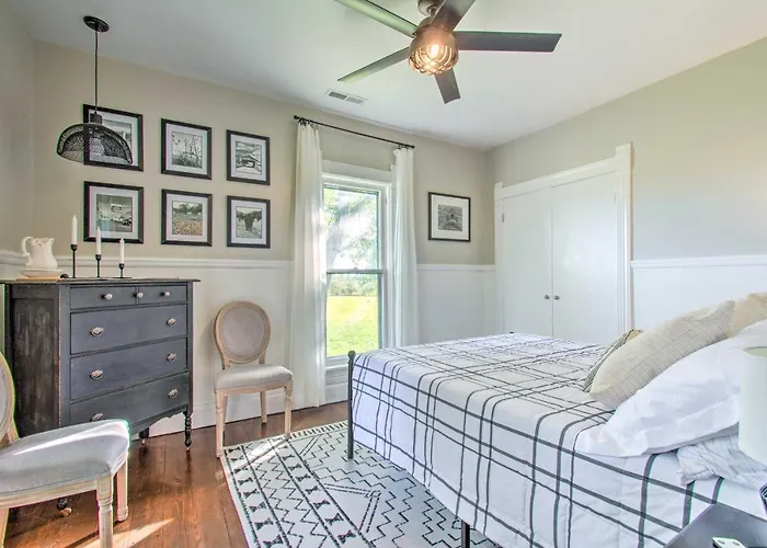 Beautifully Restored In Marshall! Marshall