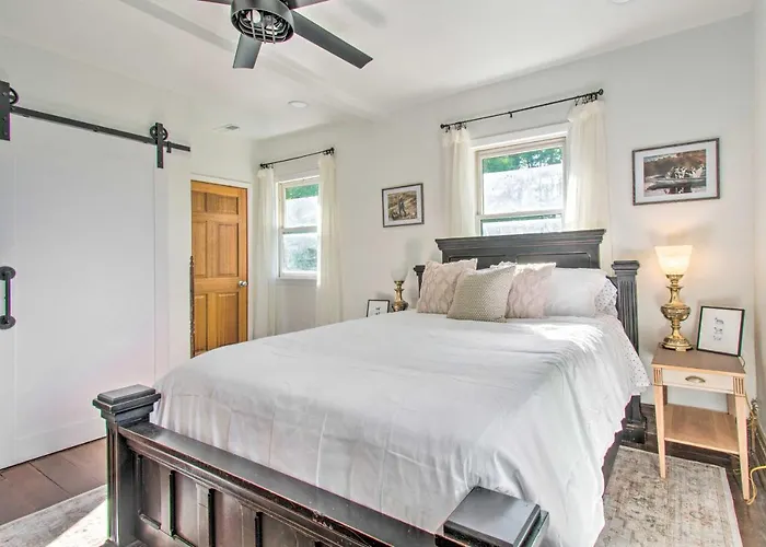 Beautifully Restored In Marshall! Marshall