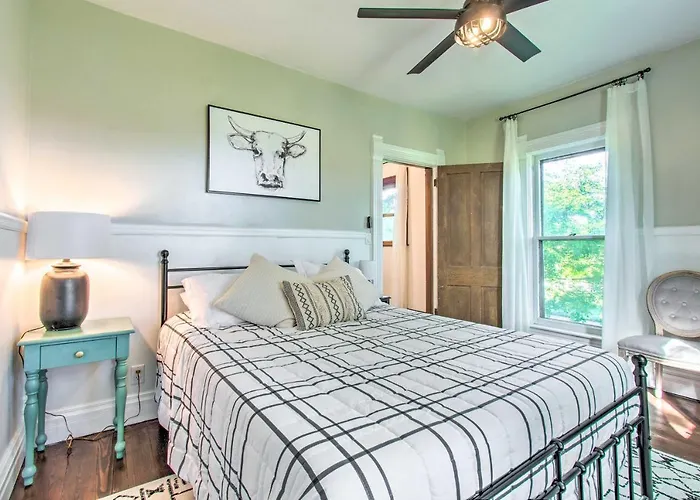 Beautifully Restored In Marshall! Marshall