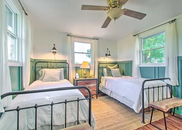Beautifully Restored In Marshall! Holiday home Marshall